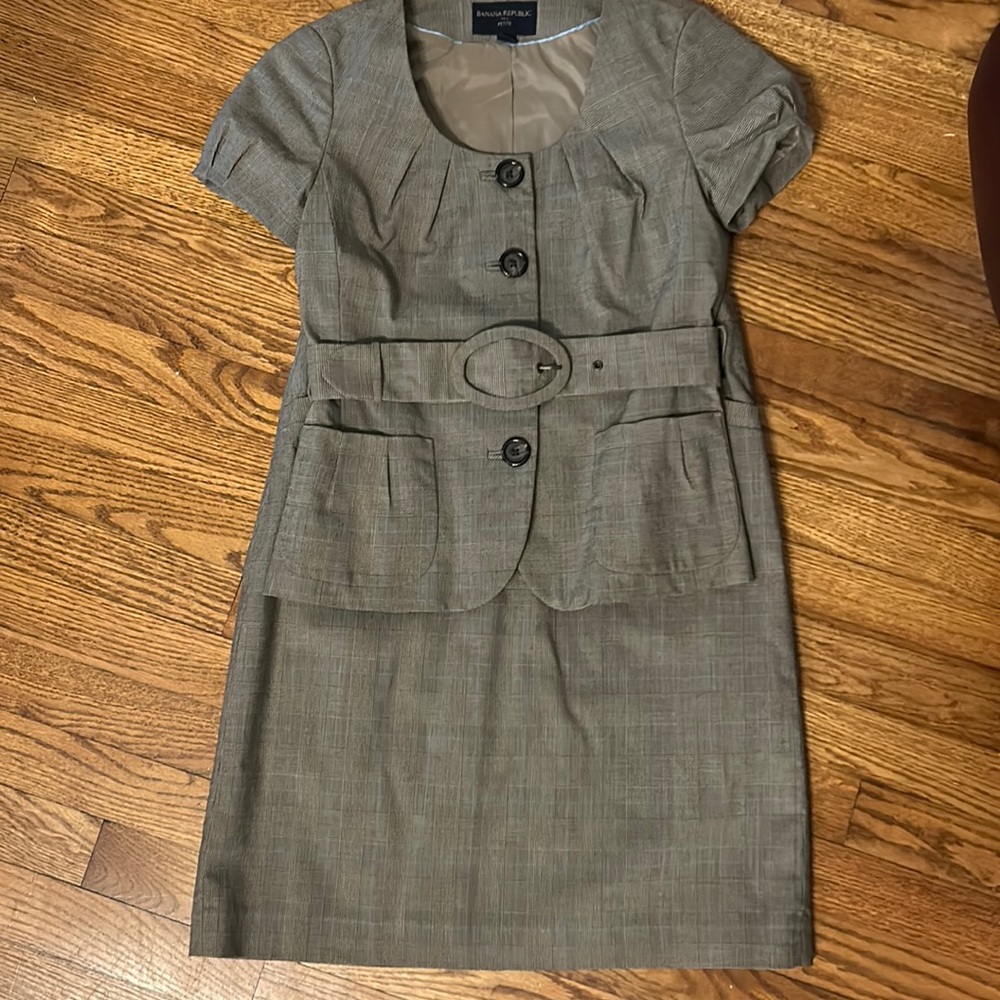 Banana Republic suit. Size 2 too and size 6 skirt. GUC
